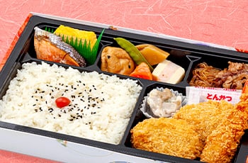 特製幕の内弁当 若葉 <p class="bento-comment">
手づくりひれかつと海老フライが入ったボリュームたっぷりなお弁当。
</p>
<ul class="list list-type-a"><li class="list-item">
ご飯</li>
<li class="list-item">手作りひれかつ</li>
<li class="list-item">手作りエビフライ</li>
<li class="list-item">牛すき煮</li>
<li class="list-item">鮭塩焼</li>
<li class="list-item">玉子焼</li>
<li class="list-item">ポークシューマイ</li>
<li class="list-item">煮物（がんもどき・高野豆腐・筍・絹さや）
</ul>