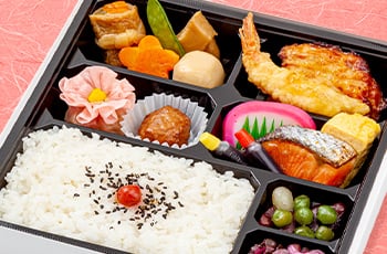 花月 <p class="bento-comment">
迷ったときはこれ！<br>
お米の美味しさが引き立つ豊富なおかずが豊富な人気のお弁当
</p>
<ul class="list list-type-a">
<li class="list-item">ご飯</li>
<li class="list-item">鮭塩焼</li>
<li class="list-item">蒲鉾・玉子焼</li>
<li class="list-item">チキンステーキ</li>
<li class="list-item">海老天</li>
<li class="list-item">薄紅花咲シューマイ</li>
<li class="list-item">肉団子</li>
<li class="list-item">煮物（信田巻・人参・筍・里芋・絹さや）</li>
<li class="list-item">煮豆</li>
<li class="list-item">漬物
</ul>