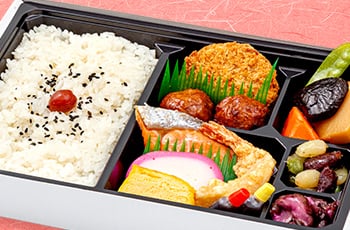 幕の内弁当 にぎわい <p class="bento-comment">
定番の幕の内弁当。幅広い年齢層におすすめ。
</p>
<ul class="list list-type-a">
<li class="list-item">ご飯</li>
<li class="list-item">鮭塩焼</li>
<li class="list-item">蒲鉾</li>
<li class="list-item">玉子焼</li>
<li class="list-item">海老天</li>
<li class="list-item">ロースカツ</li>
<li class="list-item">肉団子</li>
<li class="list-item">煮物（がんもどき・人参・筍・椎茸・絹さや）</li>
<li class="list-item">その他惣菜</li>
<li class="list-item">漬物</li>
</ul>