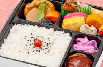 つつじ <p class="bento-comment">
定番の幕の内弁当。幅広い年齢層におすすめ。
</p>
<ul class="list list-type-a"><li class="list-item">
ご飯</li>
<li class="list-item">鮭塩焼</li>
<li class="list-item">蒲鉾</li>
<li class="list-item">玉子焼</li>
<li class="list-item">ポークシューマイ</li>
<li class="list-item">帆立風味フライ</li>
<li class="list-item">ハンバーグ</li>
<li class="list-item">煮物（がんもどき・人参・筍・椎茸・絹さや）</li>
<li class="list-item">漬物
</ul>