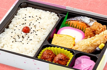 あじさい <p class="bento-comment">
定番の幕の内弁当。幅広い年齢層におすすめ。
</p>
<ul class="list list-type-a"><li class="list-item">
ご飯</li>
<li class="list-item">鮭塩焼</li>
<li class="list-item">蒲鉾</li>
<li class="list-item">玉子焼</li>
<li class="list-item">鶏唐揚げ</li>
<li class="list-item">エビフライ</li>
<li class="list-item">肉団子</li>
<li class="list-item">漬物
</ul>