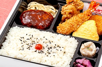 洋風幕の内弁当 <p class="bento-comment">
手作り海老フライが入った、洋風の幕の内弁当。
</p>
<ul class="list list-type-a"><li class="list-item">
ご飯</li>
<li class="list-item">ハンバーグ</li>
<li class="list-item">パスタ</li>
<li class="list-item">手作りエビフライ</li>
<li class="list-item">鶏唐揚げ</li>
<li class="list-item">コロッケ</li>
<li class="list-item">オムレツ</li>
<li class="list-item">ポークシューマイ</li>
<li class="list-item">漬物
</ul>