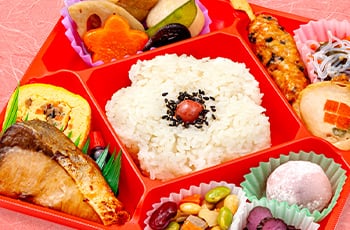 花御膳 <p class="bento-comment">
華やかな彩り弁当。
</p>
<ul class="list list-type-a">
<li class="list-item">ご飯</li>
<li class="list-item">鰤照焼き</li>
<li class="list-item">五目玉子焼き</li>
<li class="list-item">つくね串</li>
<li class="list-item">鶏二色巻</li>
<li class="list-item">煮物（信田巻・人参・里いも・蓮根・椎茸・絹さや）</li>
<li class="list-item">他　惣菜</li>
</ul>