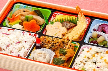 にぎわい御膳 <p class="bento-comment">
彩り豊かなお弁当。
</p>
<ul class="list list-type-a">
<li class="list-item">混ぜご飯（梅しらす・彩り野菜）</li>
<li class="list-item">ヒラス西京焼き</li>
<li class="list-item">海老天</li>
<li class="list-item">五目玉子焼き</li>
<li class="list-item">花しんじょう</li>
<li class="list-item">ごま鶏揚げ</li>
<li class="list-item">大葉団子</li>
<li class="list-item">焼売</li>
<li class="list-item">煮物（がんもどき・人参・南瓜・蓮根・高野豆腐・麩・いんげん）</li>
<li class="list-item">和菓子</li>
<li class="list-item">他　惣菜</li>
</ul>