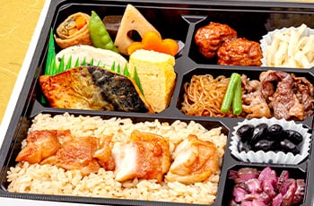 鶏めし御膳 <p class="bento-comment">
自家製タレで焼き上げた鶏照焼が抜群！
</p>
<ul class="list list-type-a">
<li class="list-item">茶めし</li>
<li class="list-item">鶏照り焼き</li>
<li class="list-item">煮物(信田巻・蒟蒻・人参・蓮根・絹さや)</li>
<li class="list-item">鯖幽庵味噌焼き</li>
<li class="list-item">肉団子</li>
<li class="list-item">牛すき煮</li>
<li class="list-item">胡麻枝豆蒲鉾</li>
<li class="list-item">玉子焼</li>
<li class="list-item">漬物</li>
</ul>