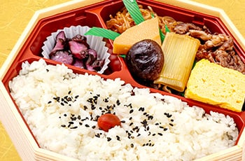 牛すき焼弁当 <p class="bento-comment">
国産牛を自家製タレで炊き上げた後楽のご長寿商品。
</p>
<ul class="list list-type-a"><li class="list-item">
ご飯</li>
<li class="list-item">国産牛肉すき煮</li>
<li class="list-item">白滝</li>
<li class="list-item">玉子焼</li>
<li class="list-item">長ネギ</li>
<li class="list-item">筍・椎茸</li>
<li class="list-item">漬物
</ul>