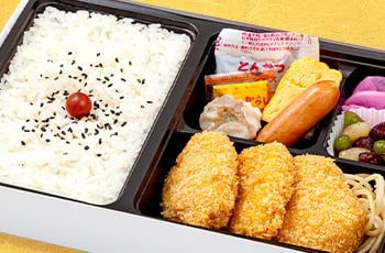 手造り ひれかつ弁当 <p class="bento-comment">
手づくりひれかつ。温かみがあるお弁当。
</p>
<ul class="list list-type-a"><li class="list-item">
ご飯</li>
<li class="list-item">手作りひれかつ</li>
<li class="list-item">ポークシューマイ</li>
<li class="list-item">玉子焼</li>
<li class="list-item">ウインナー</li>
<li class="list-item">煮豆</li>
<li class="list-item">漬物
</ul>