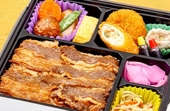 牛めし弁当 <p class="bento-comment">
ボリュームたっぷり、ガツンと食べたい人におすすめ。
</p>
<ul class="list list-type-a"><li class="list-item">
ご飯</li>
<li class="list-item">牛カルビ</li>
<li class="list-item">煮物(肉団子・人参・筍・絹さや)</li>
<li class="list-item">メンチカツ</li>
<li class="list-item">チキン野菜巻</li>
<li class="list-item">シューマイ</li>
<li class="list-item">玉子焼</li>
<li class="list-item">漬物
</ul>