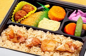 鳥めし弁当 <p class="bento-comment">
後楽人気の鳥めし弁当。自家製タレで焼き上げた鶏照焼が大人気。
</p>
<ul class="list list-type-a"><li class="list-item">
茶飯</li>
<li class="list-item">鶏照焼</li>
<li class="list-item">白身魚フライ</li>
<li class="list-item">帆立風味フライ</li>
<li class="list-item">玉子焼</li>
<li class="list-item">肉団子</li>
<li class="list-item">煮物(人参・筍・椎茸・絹さや)</li>
<li class="list-item">漬物
</ul>