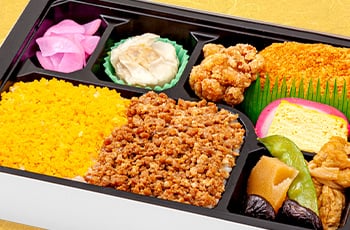 そぼろ弁当 <p class="bento-comment">
手づくりそぼろ（豚肉、卵）がご飯にぴったり。
</p>
<ul class="list list-type-a"><li class="list-item">
そぼろご飯(豚肉・卵)</li>
<li class="list-item">コロッケ</li>
<li class="list-item">鶏唐揚げ</li>
<li class="list-item">蒲鉾</li>
<li class="list-item">玉子焼</li>
<li class="list-item">海鮮シューマイ</li>
<li class="list-item">煮物(五目巾着・筍・椎茸・絹さや)</li>
<li class="list-item">漬物
</ul>