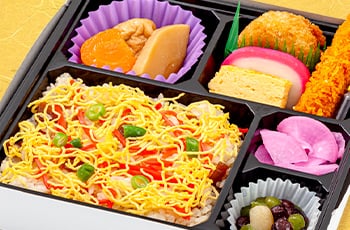 ちらし寿し弁当 <p class="bento-comment">
彩り鮮やかなお弁当。<br>
会議やお祝いなど様々なシーンでご利用いただけます。
</p>
<ul class="list list-type-a"><li class="list-item">
ちらし寿司(干瓢・椎茸・錦糸卵・紅生姜・絹さや）</li>
<li class="list-item">コロッケ</li>
<li class="list-item">蒲鉾</li>
<li class="list-item">玉子焼</li>
<li class="list-item">エビフライ</li>
<li class="list-item">煮物（がんもどき・人参・筍）</li>
<li class="list-item">切干大根</li>
<li class="list-item">煮豆
</ul>