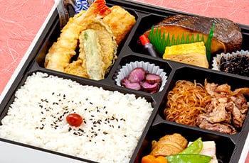 特製幕の内弁当 さくら <p class="bento-comment">
自家製タレで焼き上げた銀鱈の照焼が入った、贅沢な幕の内弁当。
</p>
<ul class="list list-type-a">
<li class="list-item">ご飯</li>
<li class="list-item">銀鱈照焼</li>
<li class="list-item">玉子焼</li>
<li class="list-item">牛すき煮</li>
<li class="list-item">天ぷら（海老・鶏ささみ・南瓜・オクラ）</li>
<li class="list-item">煮物（信田巻・二色高野・人参・筍・絹さや）</li>
<li class="list-item">漬物</li>
<li class="list-item">その他付合せ
</ul>